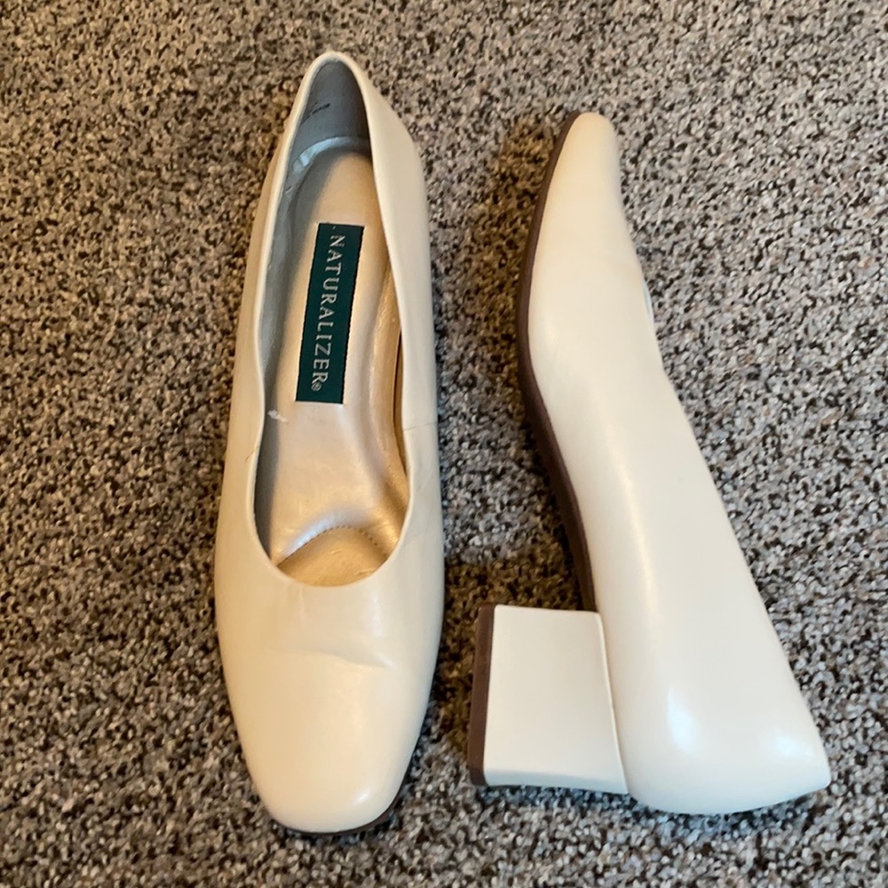 NWOT Naturalizer ivory dress shoe. Size 8.